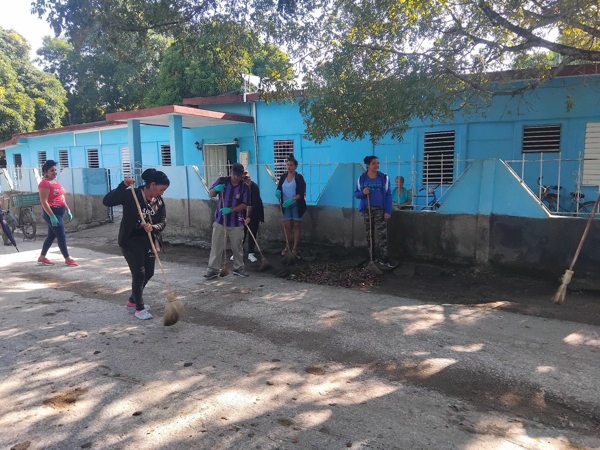 SubDirectGSalud's tweet photo. En la mañana de hoy el Sector de la Salud se suma a las actividades de Higienización en el Hogar de Anciano Rogelio Roja Tamayo,  dando cumplimiento al plan de actividades en saludo al 26 de Julio. https://t.co/YcJ3GsLPfG