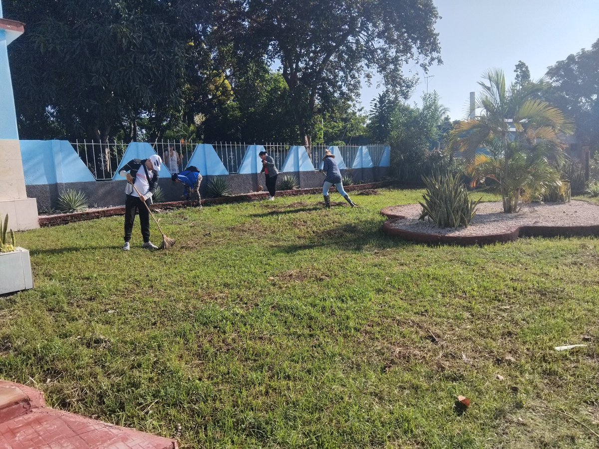 SubDirectGSalud's tweet photo. En la mañana de hoy el Sector de la Salud se suma a las actividades de Higienización en el Hogar de Anciano Rogelio Roja Tamayo,  dando cumplimiento al plan de actividades en saludo al 26 de Julio. https://t.co/YcJ3GsLPfG