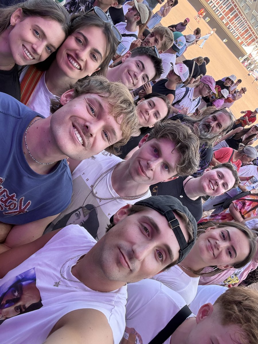 Thomasde_groot's tweet photo. We’re ready!! @katyperry (pls be on stage tonight) https://t.co/1ID5YYb4rV