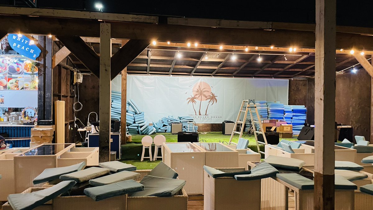 gmv_jp's tweet photo. 🌊鎌倉材木座ビーチハウス🏖️NaSeci.のステージセッティング日です。8月末までやってますよ。7月10日は鎌倉花火大会もあったり、土日祝は色々なイベントやライブが開催されてますので是非寄ってみてくださいね🥂✨🍴フードコートスタイルなので食べたいお店も選べます♪ https://t.co/YkCxE508kO