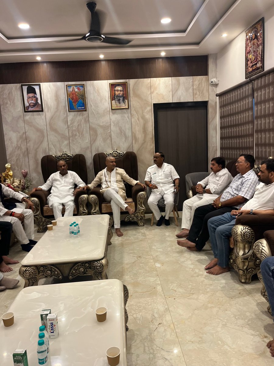 snsinghbjp's tweet photo. श्री अभिजीत सिंह सांगा जी विधायक  (बिठुर -कानपुर) के पूजनीय माता जी के निधन की दु:खद सूचना पर आज उनके पैतृक आवास विठुर में पहुँच कर शोक संतप्त परिवार को ढाढ़स बधाया व अपनी संवेदनाएं व्यक्त की l 
विनम्र श्रद्धांजलि 💐 https://t.co/laNYo66hUf