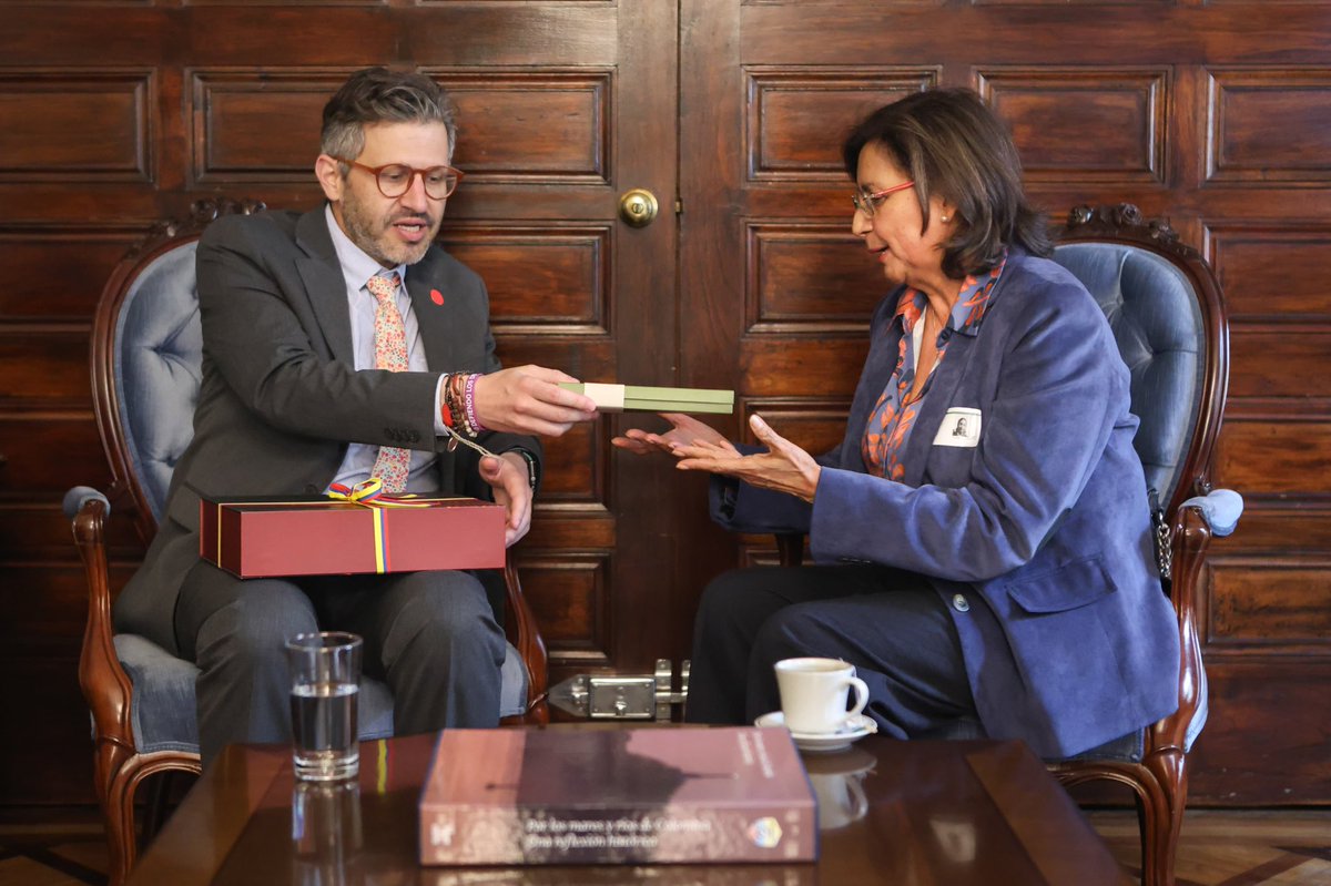 CancilleriaCol's tweet photo. El Viceministro @mauricio181212 se reunió con la Dra. Gina Tambini, Representante de @OPSOMS en Colombia, al cierre de sus ocho años de gestión. Le agradeció su liderazgo en el fortalecimiento de la salud pública en las Américas y la cooperación entre Colombia y la OPS/OMS. Éxitos en su regreso al Perú.