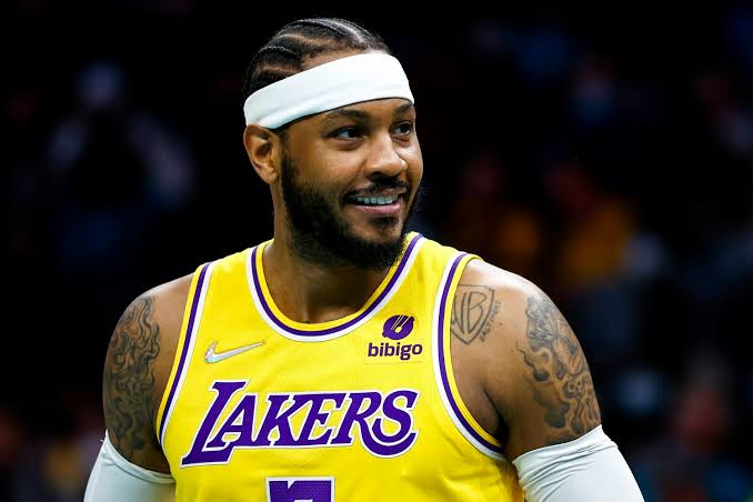 beehaber's tweet photo. Carmelo Anthony, 100 milyon dolarlık kontratın neden ömür boyu zenginlik anlamına gelmediğini anlattı:

🔹 “100 milyon dolar… bunu herkes yanlış anlıyor.”

🔹 “O para gerçekten 100 milyon dolar değil.”

🔹 “Daha en başta yüzde 50-60’ı gidiyor.”

🔹 “10 milyon dolar, bir anda 5 milyon dolara düşüyor.”

🔹 “Sonra oynadığın her eyalette ayrı vergi var.”

🔹 “Evin var, annenle ilgileniyorsun.”

🔹 “Bir de menajere yüzde 4 ödeme yapıyorsun.”

🔹 “Artık 10'un varsa 5 oluyor.”

🔹 “Birçok sporcuyu zihinsel olarak bozan şey bu hayat değişimi.”

🔹 “Ev kredisi ödemeni bile planlamak zorundasın.”

🔹 “Yemeğini bile bütçelemen gerekiyor.”

🔹 “100 milyon dolarlık kontrat, gerçekten 100 milyon doların var demek değil.”

🔹 “O paranın yüzde 50’sini bile görmüyorsun.”