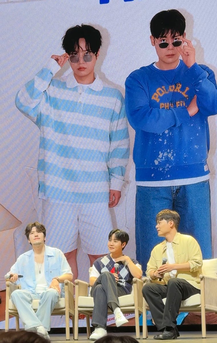 ai_laview's tweet photo. 서있을때 키가 고만고만했는데
앉으니 한명이 갑자기 의자에 파묻힘 ㅋㅋㅋ https://t.co/OM5SrnrH7j