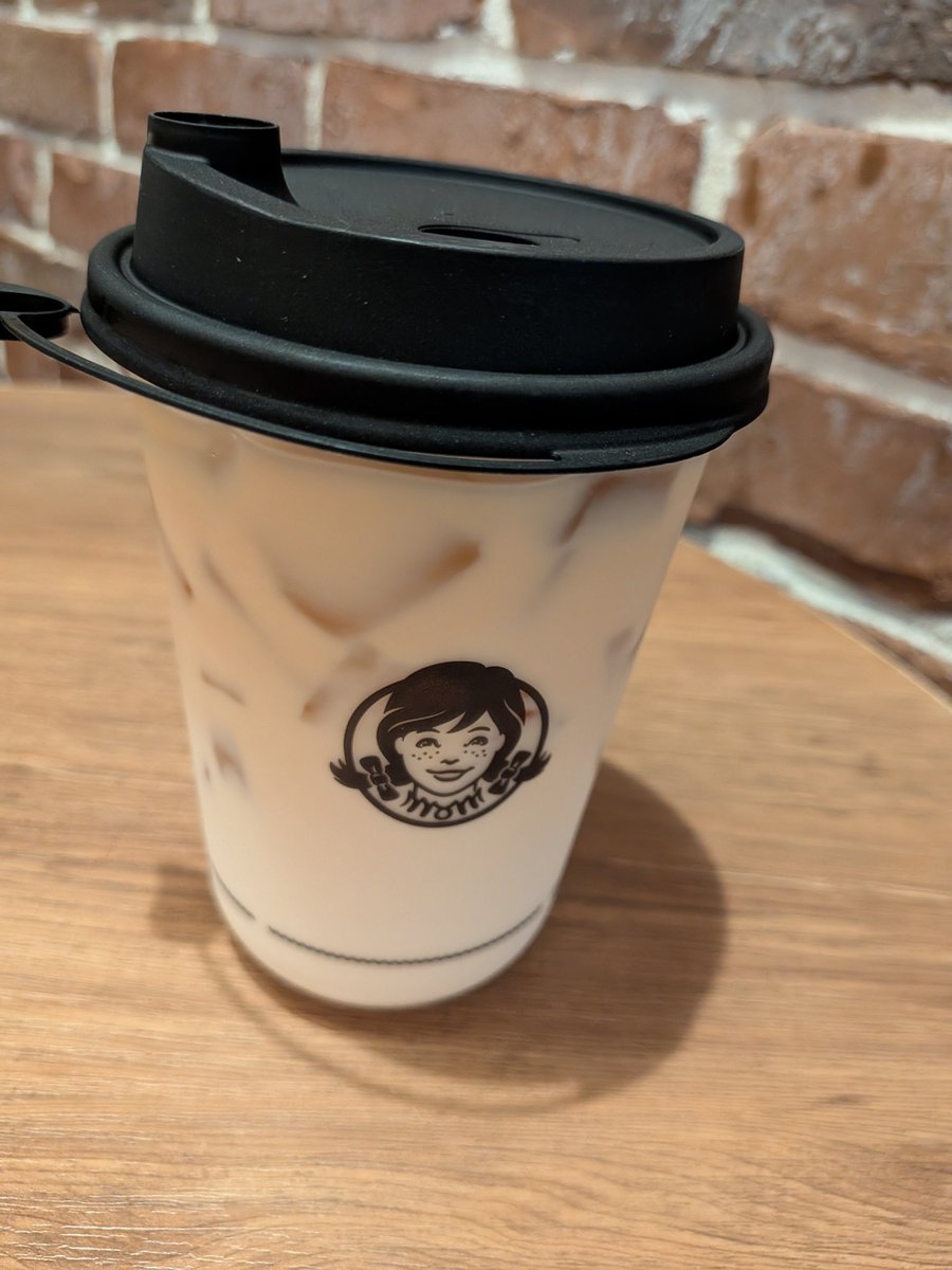 matine2019's tweet photo. 飲んだ！外国人の店員さんに「甘いですか？」って聞いたら「あんまり甘くないyo」って言われたからガムシロ入れようと思ったけど、普通にめっっちゃ甘かったw習い事送迎の合間に飲んだら元気出る味☕ https://t.co/BlOkPp4G4f