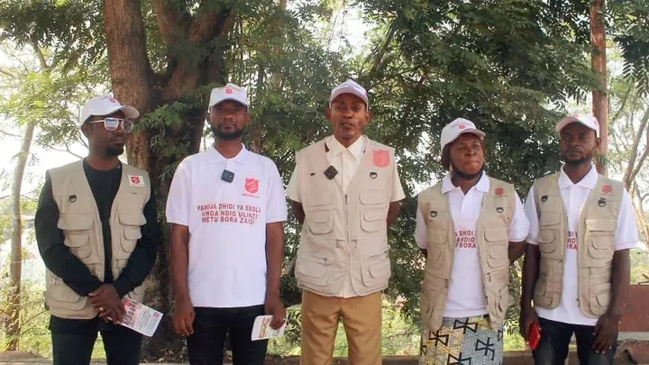 sai_monde's tweet photo. #RDC: Face au risque de propagation de la maladie à virus Ebola dans les provinces voisines du Nord-Kivu, du Sud-Kivu et de l'Ituri, l'Église Armée du Salut intensifie sa campagne de sensibilisation à Kalemie afin de promouvoir les mesures de prévention auprès de la population. https://t.co/wVjAESaZkH