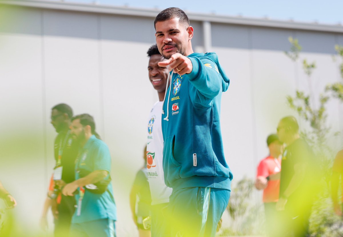 CBF_Futebol's tweet photo. BOM DIA! 💛☀️🇧🇷

Chegamos para mais um dia de preparação. Afinal, domingo já é logo ali! ⚽️👀

#BateNoPeito 

📸 Rafael Ribeiro/CBF https://t.co/ZG9T3h9s3l
