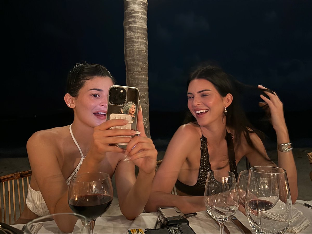 Khydaily's tweet photo. Kylie and Kendall Jenner https://t.co/PbPbeq3Ca5