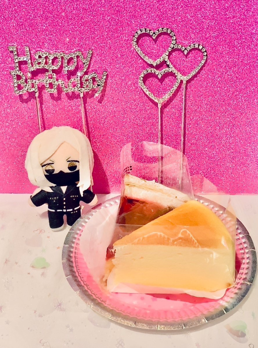 crr0609's tweet photo. コージーコーナーのチーズケーキで改めて春千夜の誕生日をお祝い🎂✨
今年は可愛いチェリーパイもあるよ〜☺️

#三途春千夜誕生祭2026
#三途春千夜生誕祭2026 https://t.co/ofQVT3bNyS