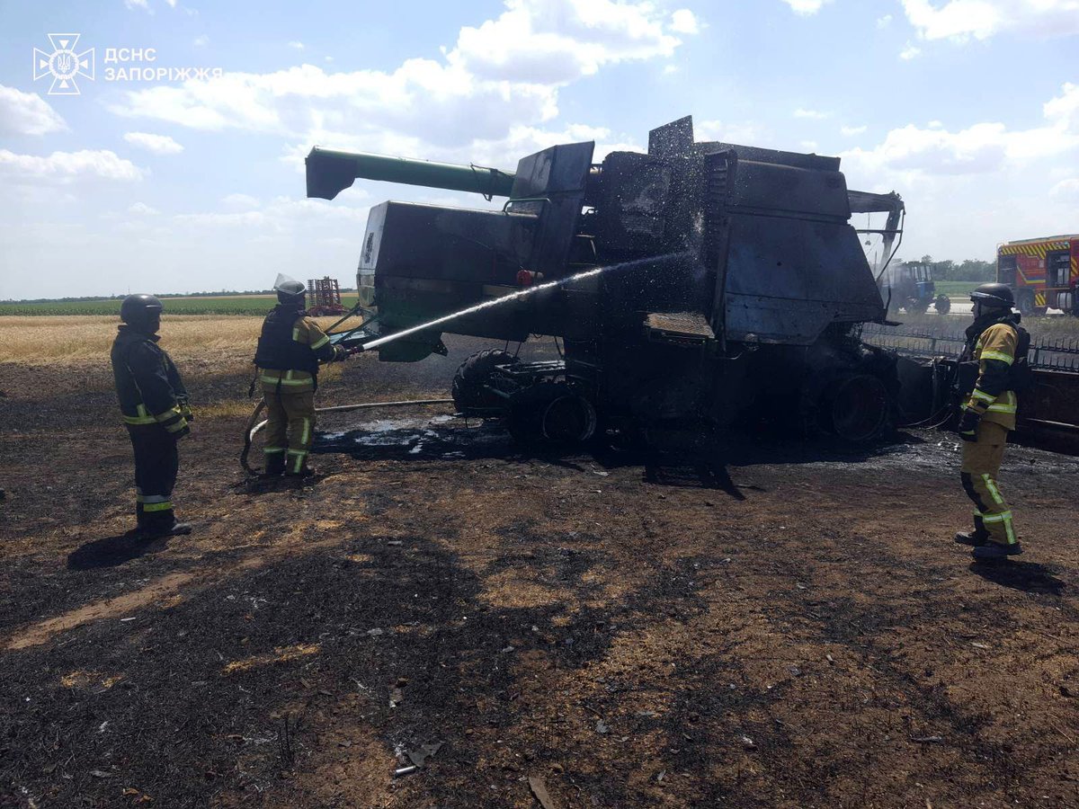 LatifundistCom's tweet photo. 🔴 Russia attacked a John Deere harvester with a kamikaze drone in the frontline Zaporizhzhya region. A 30 y.o. driver was injured.
#RussiaUkraineWar https://t.co/8jeoWnNrd1