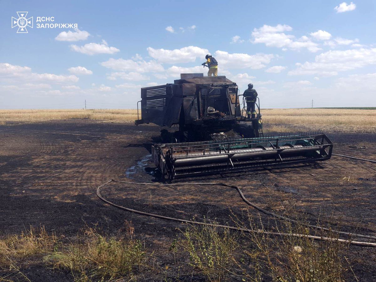 LatifundistCom's tweet photo. 🔴 Russia attacked a John Deere harvester with a kamikaze drone in the frontline Zaporizhzhya region. A 30 y.o. driver was injured.
#RussiaUkraineWar https://t.co/8jeoWnNrd1