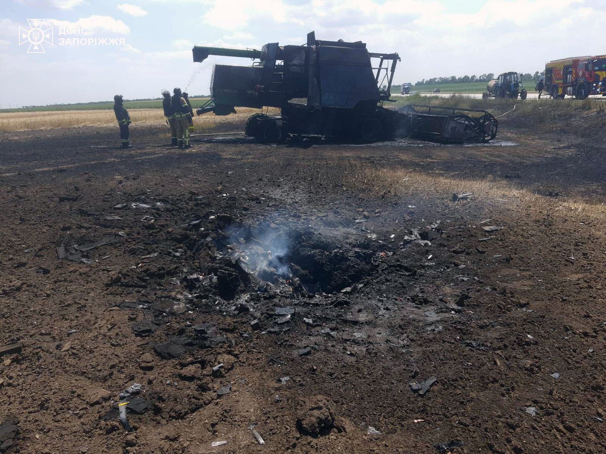 LatifundistCom's tweet photo. 🔴 Russia attacked a John Deere harvester with a kamikaze drone in the frontline Zaporizhzhya region. A 30 y.o. driver was injured.
#RussiaUkraineWar https://t.co/8jeoWnNrd1