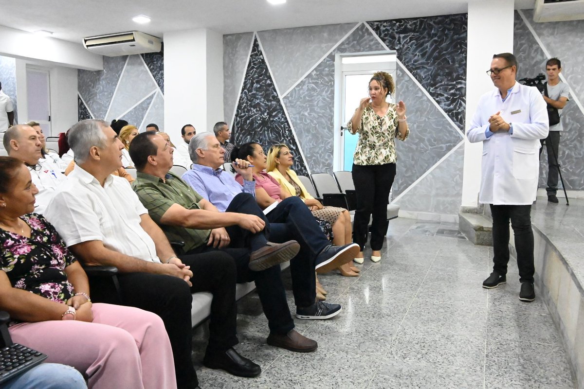 MINSAPCuba's tweet photo. 🏥🇨🇺 Junto al presidente cubano @DiazCanelB el titular de salud, Doctor José Angel Portal Miranda, recorrió áreas del Hospital Ginecobstétrico Universitario "Ramón González Coro": 
 📌 Salas de hospitalización  
📌 Consulta de telemedicina

Más👉 https://t.co/MvfoMjuNOh https://t.co/4C8pYZrIHW
