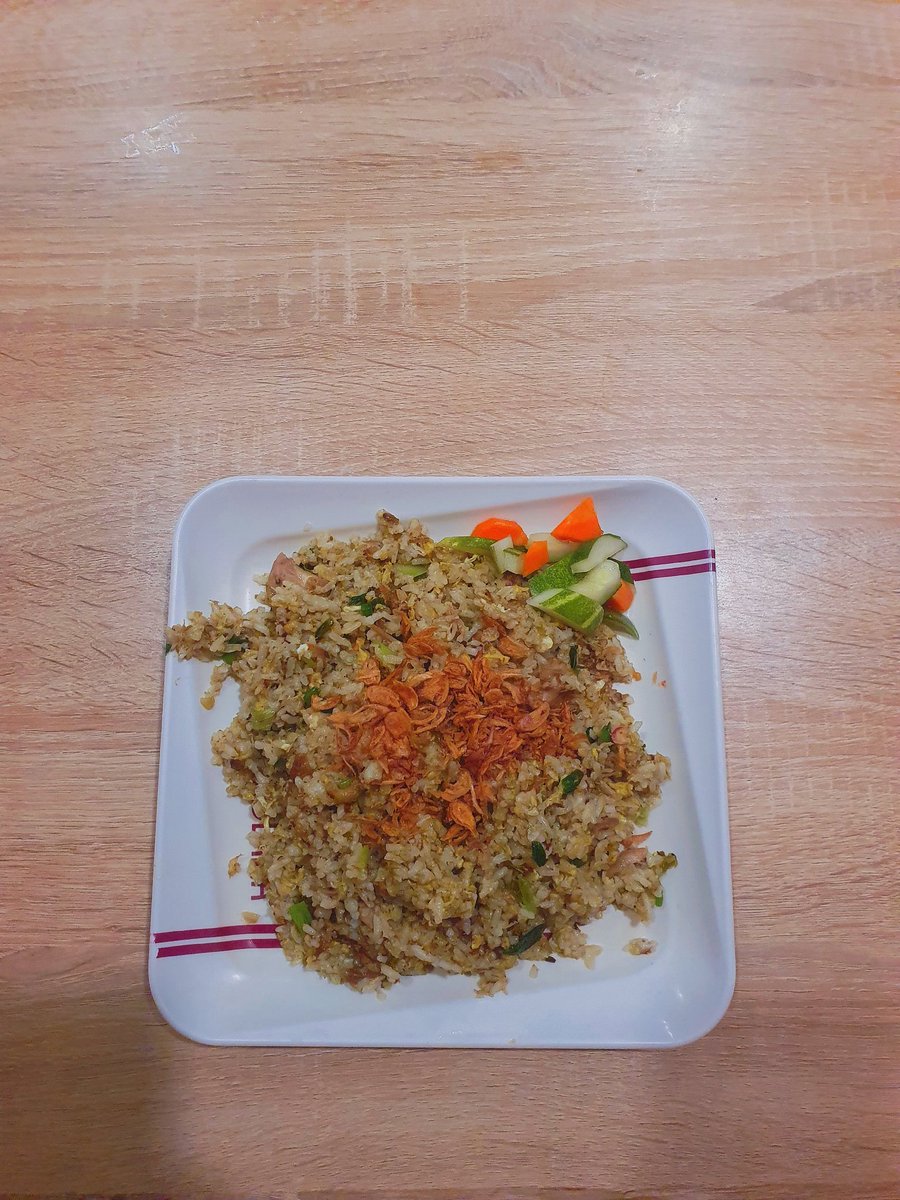 gasslightyear's tweet photo. Entahlah knp nasgor bebek cabe ijo di atrium mall senen rasanya kureng, dari yg nasinya pulen bgt kek nasi baru mateng terus langsung digoreng, gaada wangi2 bumbunya pisan. Kecewa bgt dah ahh padahal udh lama ga makan nasgor di solaria 😌 https://t.co/8ow1VjbdEu