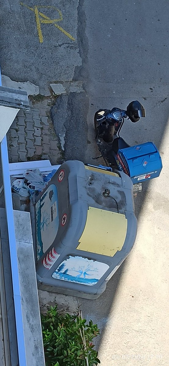 Alayl15's tweet photo. Sayın @TuzlaBelediyesi  Aydınlı mahallesi eşraf sokaktaki bu çöp kutusu 3 gündür boşaltılmıyor.  Yardımcı olur musunuz? Sinek olmaya başladı sıcakta iyice. https://t.co/WLmksqQyyF