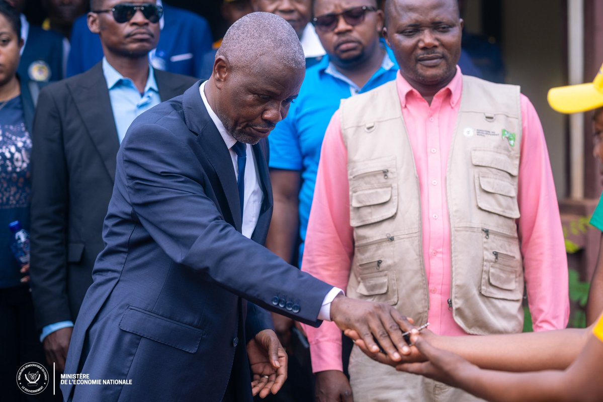 EconatRDC's tweet photo. #RDC : Le Gouvernement lance le Programme de Relance Agricole dans le Sud-Ubangi (PRASUB)

Le Gouvernement de la République démocratique du Congo, à travers le Ministère de l’Économie nationale et le FOREC, a procédé au lancement officiel du Programme de Relance Agricole dans le Sud-Ubangi (PRASUB), mis en œuvre en partenariat avec CDI-Bwamanda.

Ce programme vise à renforcer la production agricole, améliorer la sécurité alimentaire, soutenir les producteurs locaux et contribuer au développement économique de la province.

Le PRASUB prévoit notamment l’accompagnement de 2 000 producteurs agricoles, la structuration des organisations paysannes, la réhabilitation de 290 km de routes de desserte agricole, la construction d’infrastructures de stockage et de transformation, ainsi que la distribution d’intrants et d’équipements agricoles.

Ce lancement concrétise les engagements pris par le Gouvernement à l’issue de la mission effectuée en octobre 2025 par le Vice-Premier Ministre, Ministre de l’Économie nationale, Daniel Mukoko Samba, dans les provinces du Sud-Ubangi et de la Mongala. Cette mission avait permis d’identifier les principaux freins au développement agricole et de définir des réponses concrètes pour valoriser le potentiel de ces provinces.

Des missions de terrain aux réalisations concrètes, le Gouvernement poursuit sa stratégie de relance de la production nationale au service de la souveraineté alimentaire.