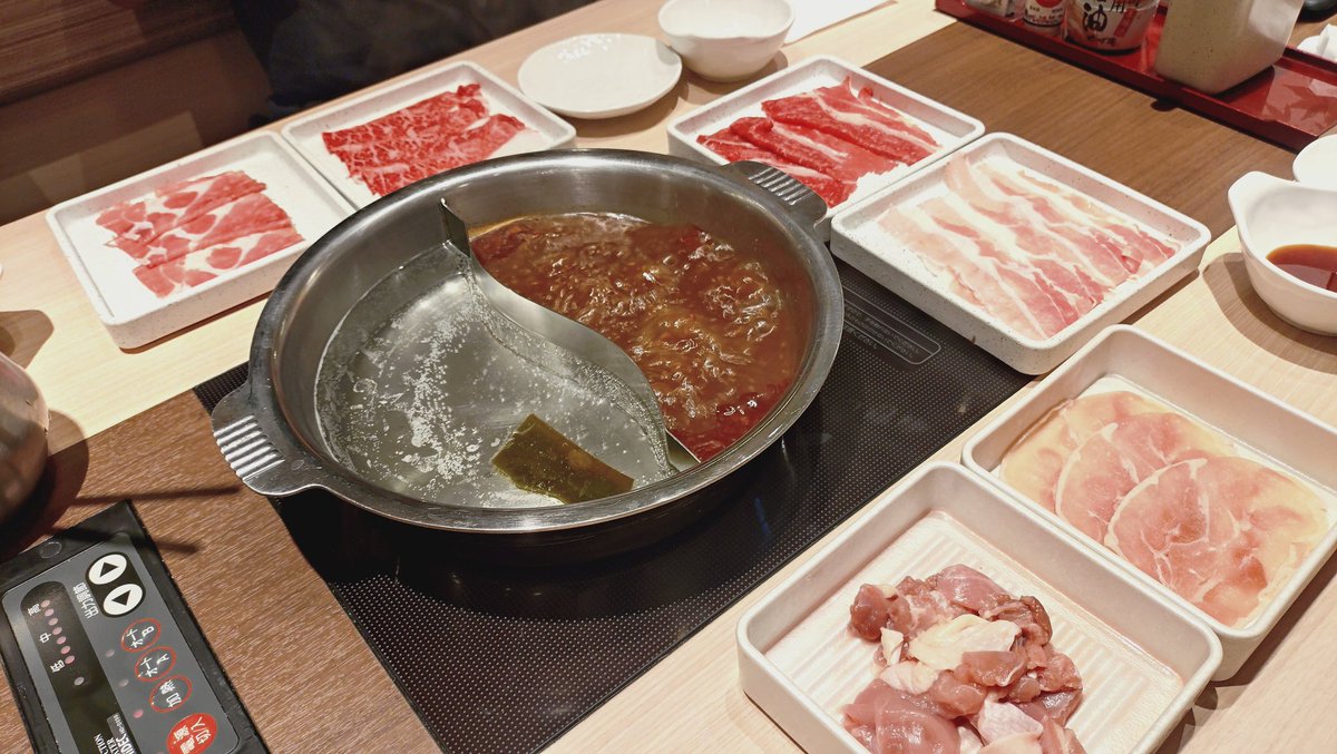 Thunderbolt1192's tweet photo. 今日の夕食😊

初めてのゆず庵✨️
◎寿司や一品料理、デザートが豊富(味は普通)
◎接客が素晴らしい
△杏仁豆腐はイマイチ
△肉の種類はしゃぶ◯の方が多い
✕すき焼きだしが品切れ
✕肉の厚さにバラツキあり

とりあえず、すき焼きリベンジでリピ確定ですね

#ゆず庵 https://t.co/4DPGijPfbS