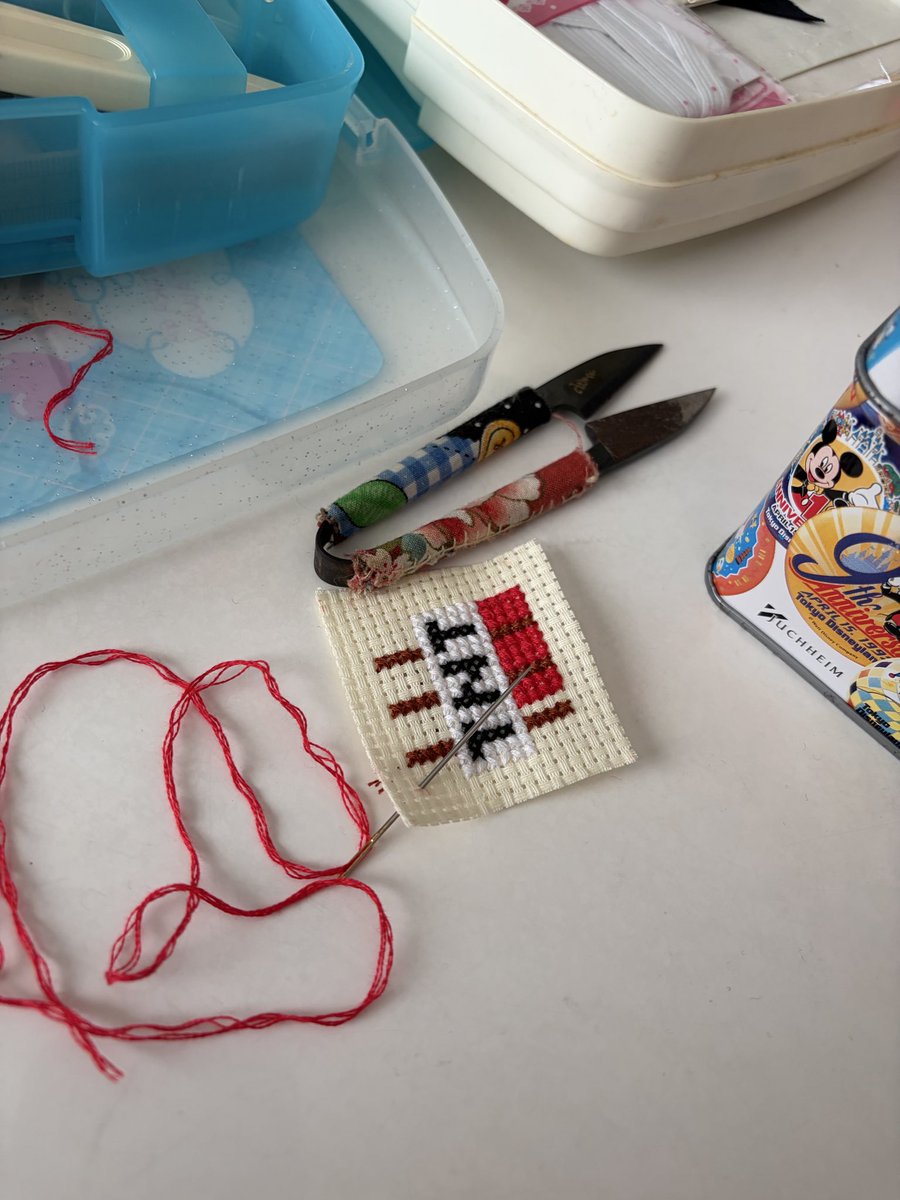 mtkbtn's tweet photo. 子どもズボンの穴を塞ぐのにクロスステッチやってみたら楽しい！ハマりそう！ https://t.co/lZigiNAdZL