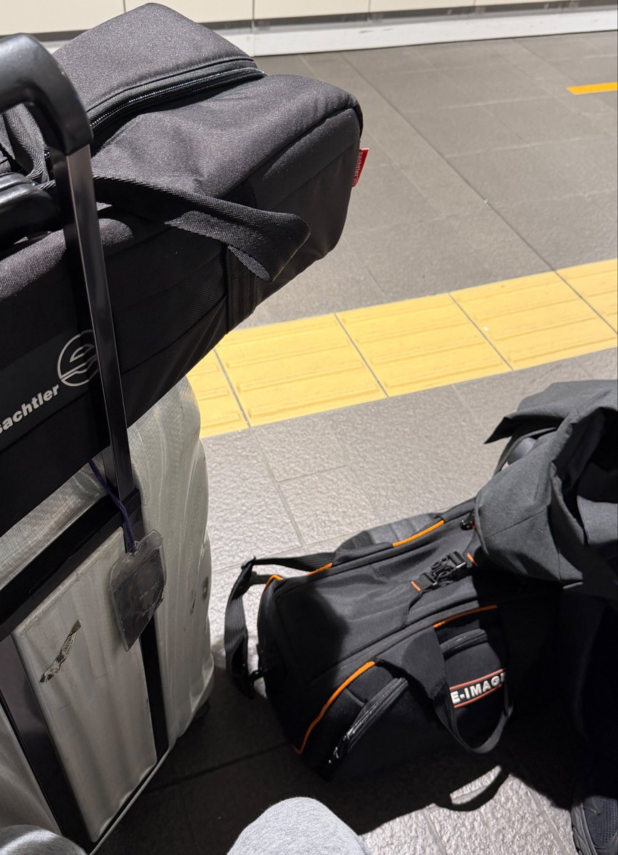 Haregraphy_st's tweet photo. 明日の撮影に向けて大阪へ
今回、スケジュールの都合で初めて夜行バスを利用するので快適な移動になることを祈っています
三脚は長さもあるので移動には気を使う😅 https://t.co/fzYP8PoVWX