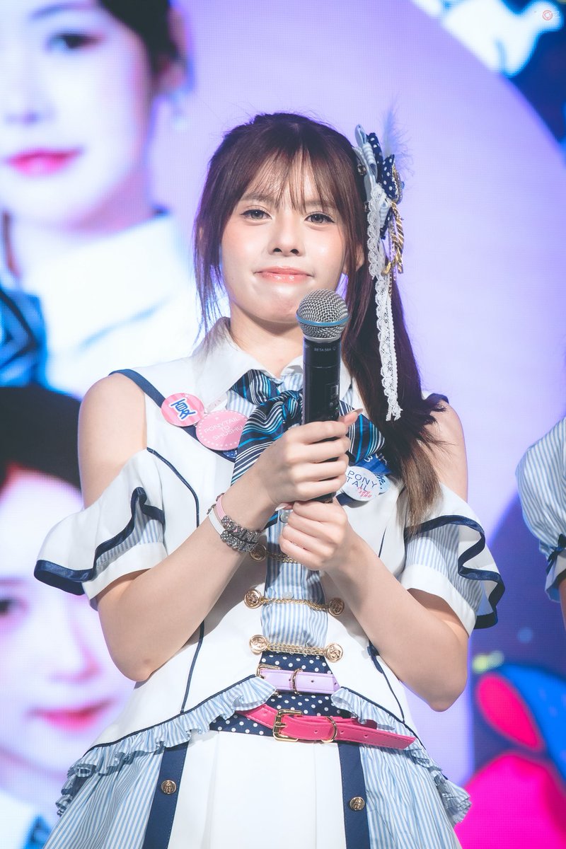 sTKTZ_MBPC's tweet photo. ถ้าจะมีใครซักคนที่ถือไมค์ได้มุที่สุด🥺🥞🐋🤍🤏🏼
#POPCYCLESHOWS
#PancakeBNK48
#PonytailtoShushuTH https://t.co/02hKndc2CZ