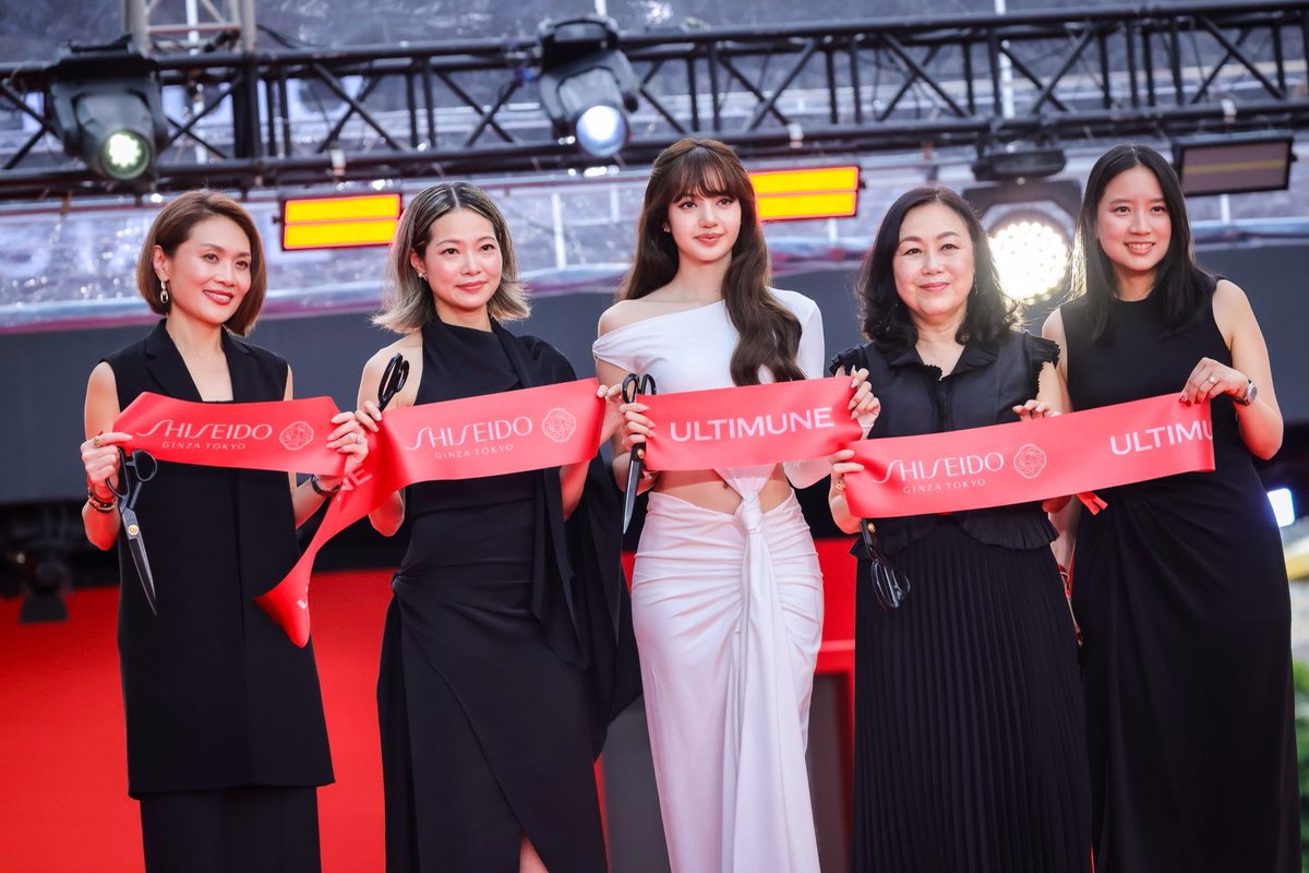 LaliceUpdates's tweet photo. .@centralwOrld IG update:

🔗 https://t.co/nocx4T9RRN

@wearelloud @SHISEIDO_brand @centralwOrld

LISA ULTIMUNE STUDIO BKK
#LISAxSHISEIDO
#LISAwithULTIMUNE 

#ULTIMUNESTUDIOatCENTRALWORLD
#ShiseidoThailand https://t.co/koIDUMqOvs