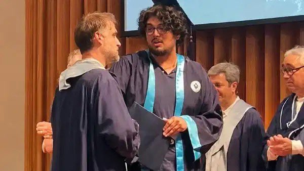 dayanismagi's tweet photo. Paraşüt akademisyenle fotoğraf çektirmemenin cezası: Okula girme yasağı! 

Boğaziçi Üniversitesi mezuniyetinde bir sıra arkadaşımız kayyum rektör tarafından akademiye getirilen paraşüt akademisyenle fotoğraf çektirmek istemedi. 

Bunun üzerine kayyum rektör Naci İnci’nin aldığı kararla sıra arkadaşımızın 5 yıl boyunca okuluna girmesi yasaklandı. 

Öğrenciler anti-demokratik uygulamalarla yönetime gelen kayyumlara da paraşüt akademisyenlere de boyun eğmek zorunda değildir. 

Arkadaşımızın onurlu duruşunun yanındayız! Alınan karar derhal geri çekilsin!