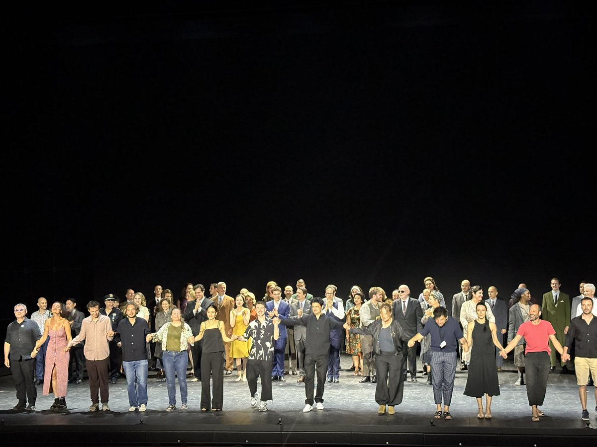 ManuelBrug's tweet photo. Eine seltsame, 🐁 graue #zauberflöte @festival_aix, wo #mozart zur DNA gehört. Was #leonardogarciaalcarón feinnervig betont. #clementcogitore startet mit Kindern 1945 in der Stunde null und endet mit Erwachsenen in einem gruseligen 50ties 🇺🇸. Gesungen wird 👍, gesprochen 👎. 🥴🙌 https://t.co/75RxGG3qoc