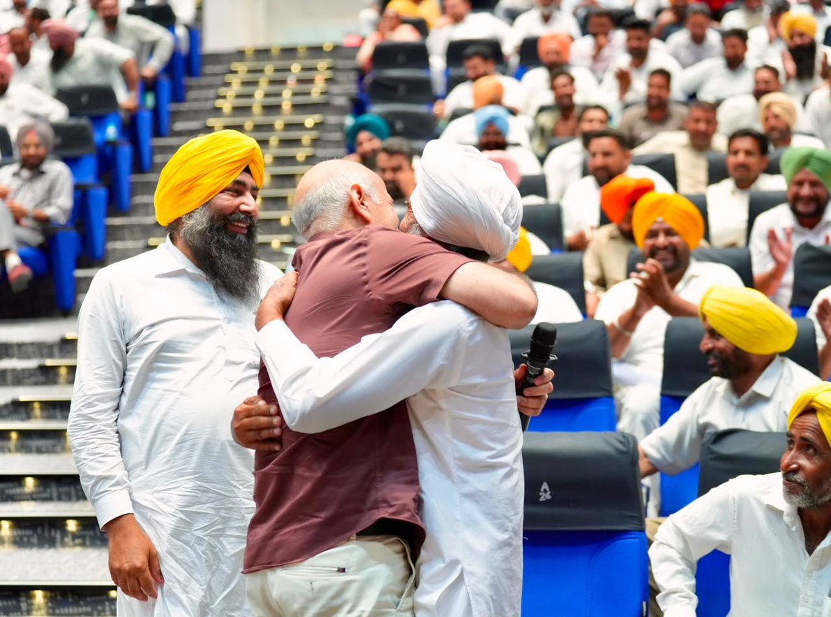 msisodia's tweet photo. जब भी कार्यकर्ताओं और ग्रासरूट लीडर्स की मीटिंग में होता हूँ, तो ग्रासरूट के ऐसे कई साथी मिलते हैं जिनसे 10-15 साल पुराना इमोशनल रिश्ता है। आज भी बठिंडा की मीटिंग में ऐसे ही कई साथी मिले। https://t.co/eWaJXy0H1M