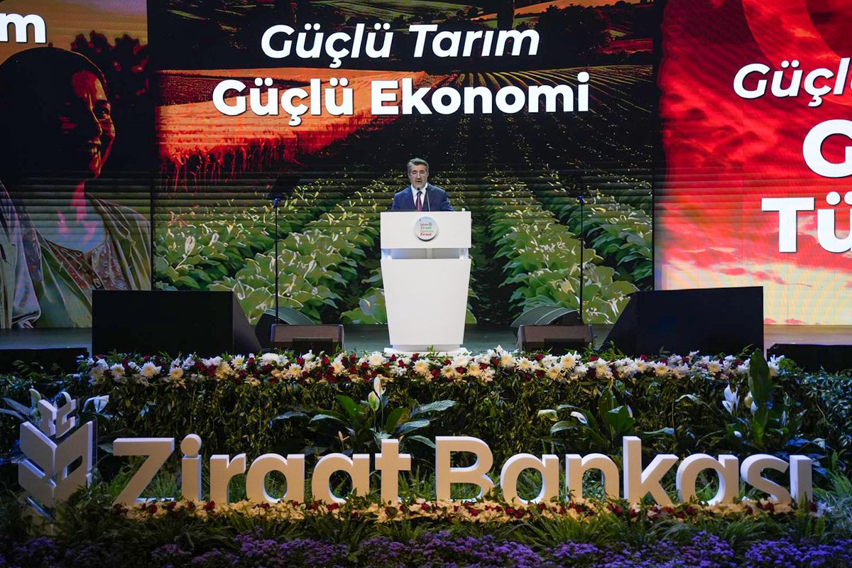ziraatbankasi's tweet photo. Sayın Cumhurbaşkanımızın teşrifleri, Tarım ve Orman Bakanımız ile Hazine ve Maliye Bakanımızın katılımlarıyla, güçlü bir sektör ve sürdürülebilir üretim için tarım ailemizin 2.500’den fazla üyesini bir araya getiren 5. Tarım Ekosistemi Buluşmamızın açılış konuşmasında Genel Müdürümüz sayın Alpaslan Çakar:

"Biz inanıyoruz ki; Tarım yalnızca toprağa atılan bir tohum değildir. Tarım; bağımsızlıktır, milli güvenliktir, gıda güvenliğidir, üretimdir, berekettir ve geleceğe bırakılan en değerli mirastır.
İşte bu anlayışla Ziraat Bankası olarak 163 yıldır olduğu gibi bundan sonra da;
Yatırımı, üretimi, istihdamı, ihracatı desteklemeye ve çiftçimizin yanında, olmaya devam edeceğiz.” dedi.

Tarımın tüm paydaşlarının bir araya geldiği 5. Tarım Ekosistemi Buluşması gün boyu X hesabımızda canlı yayınla sizlerle. #ZiraatBankası #BirBankadanDahaFazlası #TarımEkosistemiBuluşması #İşimizZiraatGücümüzZiraat