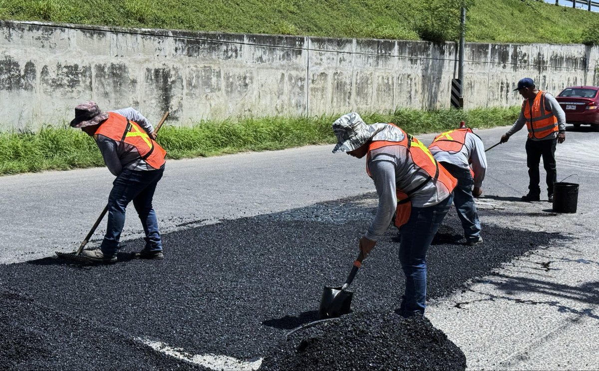 SIBYucatan's tweet photo. 🚧 Las cuadrillas del Instituto de Infraestructura Carretera de Yucatán, realizan labores de bacheo de manera permanente en el Anillo Periférico de Mérida, para mantener en óptimas condiciones esta importante vía. https://t.co/EIFOWwiUCd