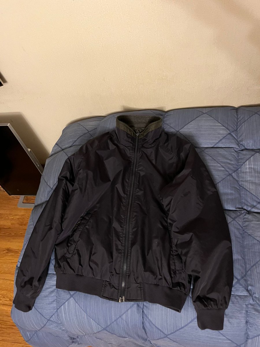 Gar4geS4LESCL's tweet photo. Vendo a $55.000 , Parka negra con interior gris (University Club, talla XL) Descripción en excelente estado. Modelo liviano, cómodo y abrigado, ideal para uso diario. Tiene interior suave. https://t.co/u1jkMbkLMU