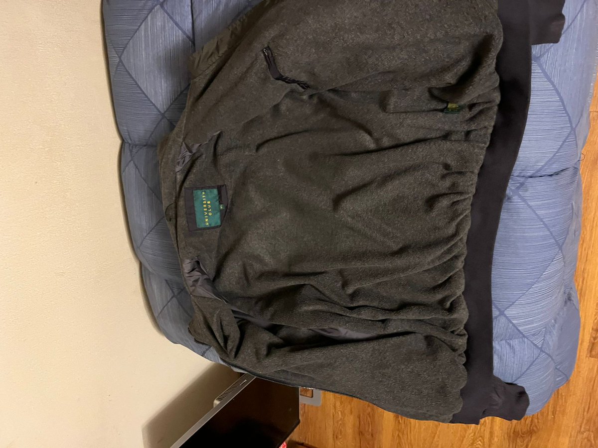 Gar4geS4LESCL's tweet photo. Vendo a $55.000 , Parka negra con interior gris (University Club, talla XL) Descripción en excelente estado. Modelo liviano, cómodo y abrigado, ideal para uso diario. Tiene interior suave. https://t.co/u1jkMbkLMU