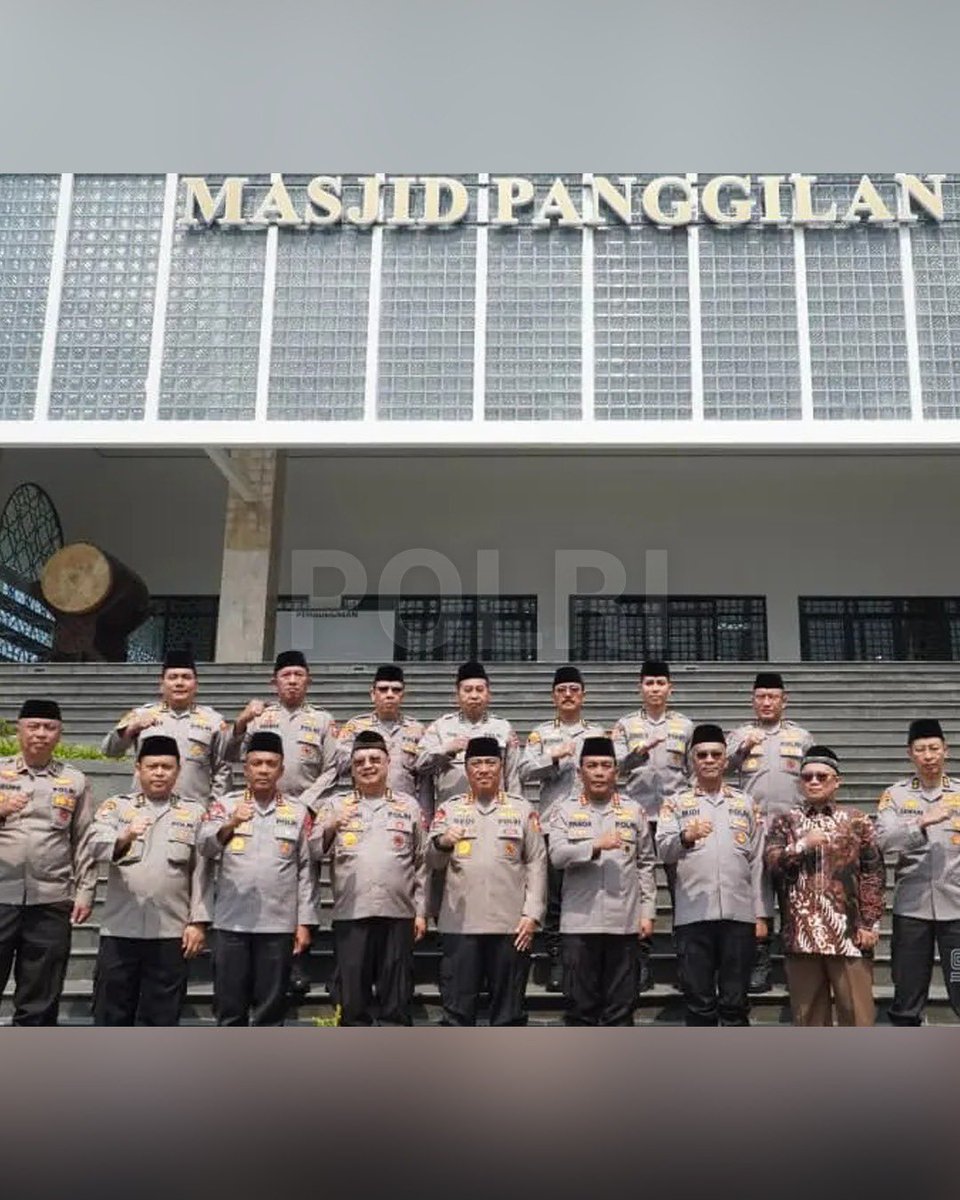 DivHumas_Polri's tweet photo. Dalam rangka Hari Bhayangkara ke-80, Wakapolri meresmikan revitalisasi Masjid Panggilan Sujud di Sespim Lemdiklat Polri, Lembang, Jawa Barat, Kamis (2/7). Dalam momentum tersebut, Wakapolri juga menyerahkan santunan kepada 25 anak yatim binaan Yayasan Al-Khoiriyah sebagai wujud kepedulian sosial. Revitalisasi dilakukan untuk menghidupkan fungsi masjid sebagai pusat ibadah, pendidikan, pembinaan akhlak, dan pemberdayaan masyarakat, sehingga memperkuat nilai spiritualitas dan kemanusiaan dalam pengabdian Polri.

“Peresmian masjid akan semakin bermakna apabila diiringi dengan kepedulian kepada mereka yang membutuhkan perhatian dan kasih sayang. Kehadiran anak-anak yatim di tengah kita menjadi pengingat agar setiap amanah jabatan dan pengabdian senantiasa dilandasi hati yang penuh empati, keikhlasan, dan rasa syukur,” ujar Wakapolri.