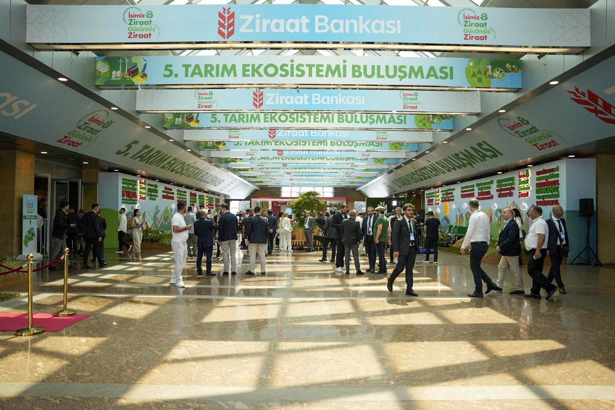 ziraatbankasi's tweet photo. Sayın Cumhurbaşkanımızın teşrifleri, Tarım ve Orman Bakanımız ile Hazine ve Maliye Bakanımızın katılımlarıyla, güçlü bir sektör ve sürdürülebilir üretim için tarım ailemizin 2.500’den fazla üyesini bir araya getiren 5. Tarım Ekosistemi Buluşmamızın açılış konuşmasında Genel Müdürümüz sayın Alpaslan Çakar:

"Biz inanıyoruz ki; Tarım yalnızca toprağa atılan bir tohum değildir. Tarım; bağımsızlıktır, milli güvenliktir, gıda güvenliğidir, üretimdir, berekettir ve geleceğe bırakılan en değerli mirastır.
İşte bu anlayışla Ziraat Bankası olarak 163 yıldır olduğu gibi bundan sonra da;
Yatırımı, üretimi, istihdamı, ihracatı desteklemeye ve çiftçimizin yanında, olmaya devam edeceğiz.” dedi.

Tarımın tüm paydaşlarının bir araya geldiği 5. Tarım Ekosistemi Buluşması gün boyu X hesabımızda canlı yayınla sizlerle. #ZiraatBankası #BirBankadanDahaFazlası #TarımEkosistemiBuluşması #İşimizZiraatGücümüzZiraat