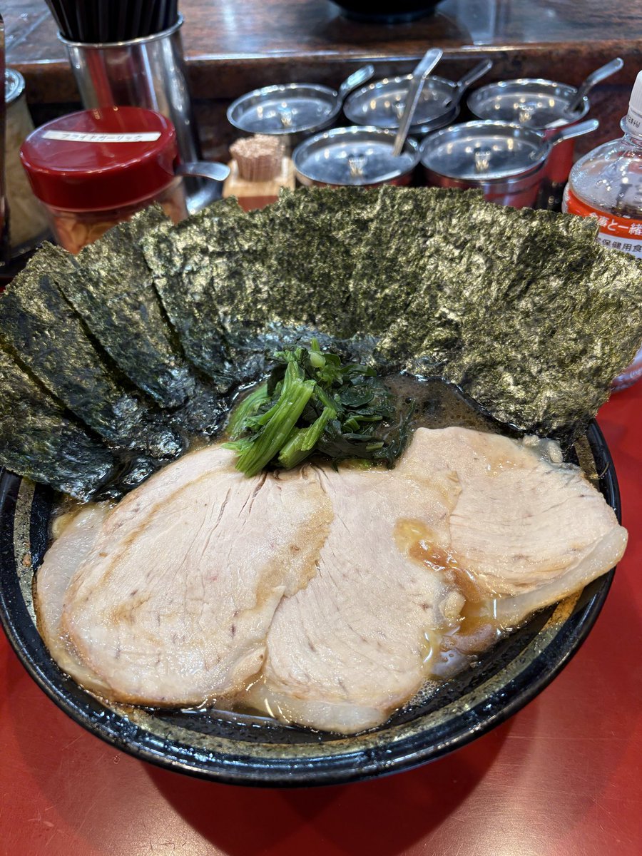 analyst198309's tweet photo. #下永谷
#環2家
久しぶりの訪問
サラサラスープは醤油と豚骨の旨みがバランスよく出てます
チャーシューまぶしのボリュームすごかった！
お腹いっぱいです😁 https://t.co/Ml11qslo5S