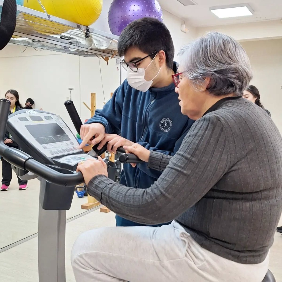 CsSaludUTalca's tweet photo. 🔵 ¿Conoces la Clínica de Kinesiología UTalca❓Ofrece Neurorrehabilitación, tratamiento Músculo-Esquelético y Cardiorrespiratorio.
❇️ Para más consultas puedes llamar al fono ☎️ 712201600 o escribir a 📧 rumartinez@utalca.cl
FB/IG: @clinicakineutalca
#UTalca 7⃣
@KineUTalca https://t.co/WcCbN38N4D