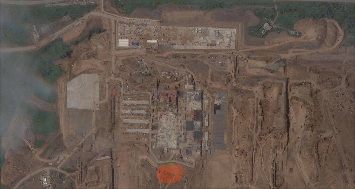 RusiaInforma's tweet photo. 🇷🇺⚠️🇺🇦 Fuentes ucranianas afirman que en Rusia continúa la ampliación a gran escala de la zona industrial de Alabuga, donde se fabrican los drones Geranio.

Según las imágenes satelitales, se están construyendo simultáneamente varios edificios industriales cuyo destino aún se https://t.co/fvk3hVrF1Q