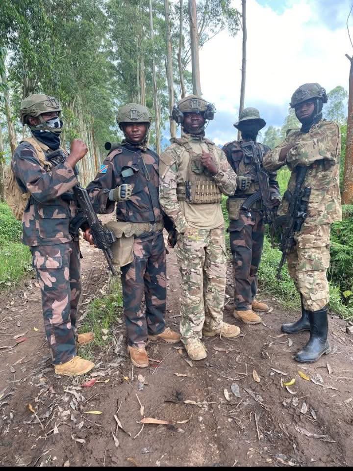 BergsonBtk600's tweet photo. 🔥🔥Face à la menace de bombardements de #Drones de l’armée rwandaise qui pèse sur #Mikenge,#Point_Zero et ses environs et nous sommes dans l’obligation d’intervenir rapidement pour écarter le danger et sauver la population meurtrie.
Les @FARDC_Info sont une armée souveraine. https://t.co/F11k5wqvYh