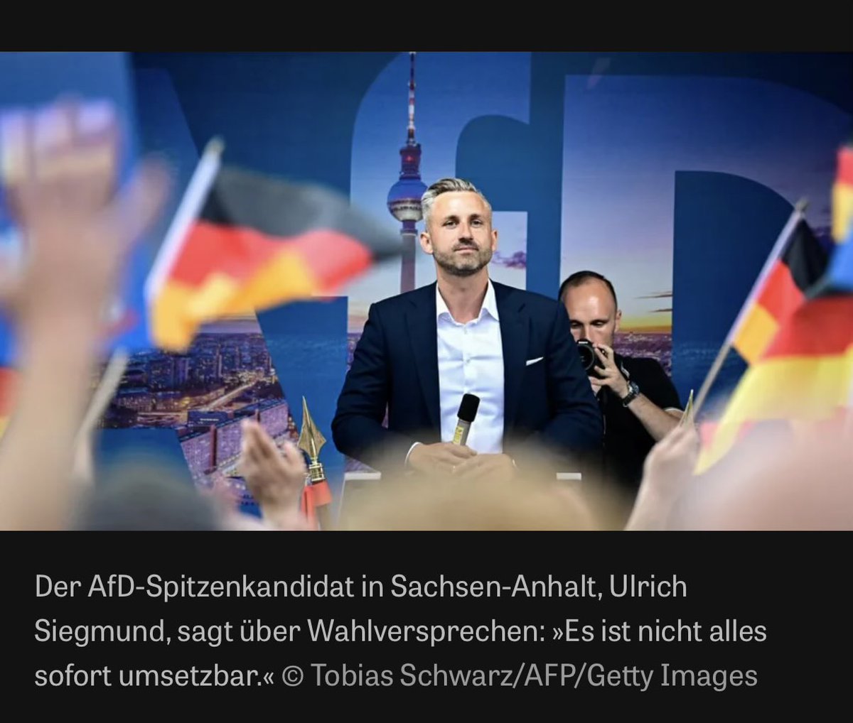 Regenbogenpfert's tweet photo. Die #AfD in Sachsen-Anhalt verspricht kostenlose Kitas, kostenloses Mittagessen und eine große politische Wende.

Und dann sitzt @UlrichSiegmund bei Lanz und sagt:

„Es ist nicht alles sofort umsetzbar.“

Ach.
Kostenlose Kita?
„Wenn wir die haushälterische Freiheit dafür haben.“

Also: irgendwann. Vielleicht. Wenn Berlin anders ist. Wenn Geld da ist. Wenn das große Rad gedreht wurde.

Genau so klingt es, wenn Wahlkampf auf Wirklichkeit trifft.
Es ist ein Wahlprogramm mit eingebautem Rücktritt vom Wahlprogramm.