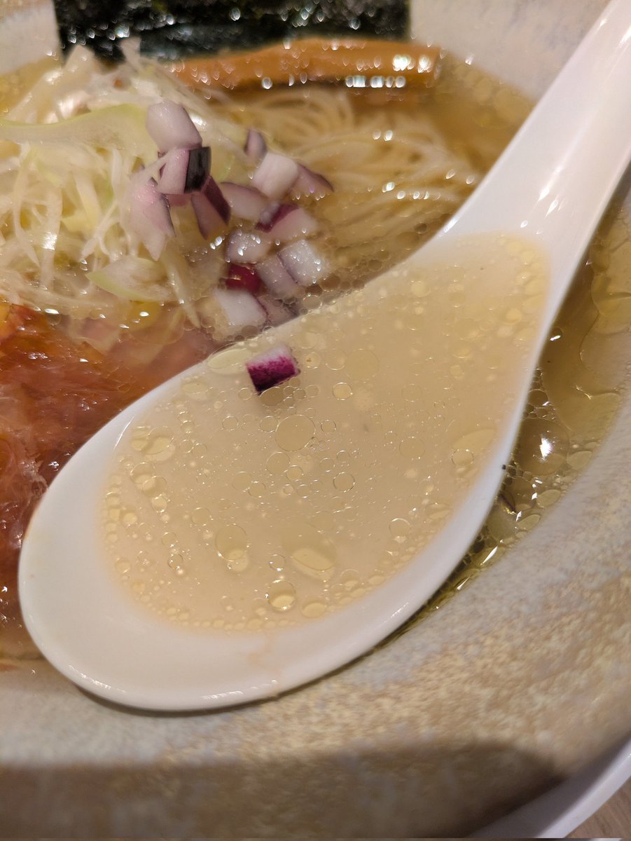menriusandayo's tweet photo. HomemadeRamen 麦苗@日本橋室町
地鶏塩らあめん
(肉わんたん+味玉)
COREDO室町、映画鑑賞前に腹ごしらえ
鶏イリコベース、割りとトラッドな作りの中華蕎麦然としつつ、丁寧な仕事を感じる美味しい一杯🥹ツルシコモッチリな自家製細麺、スモーキーな叉焼が秀逸です☺️映画半券で味玉サービスも嬉しい😂 https://t.co/aND43QCOIb