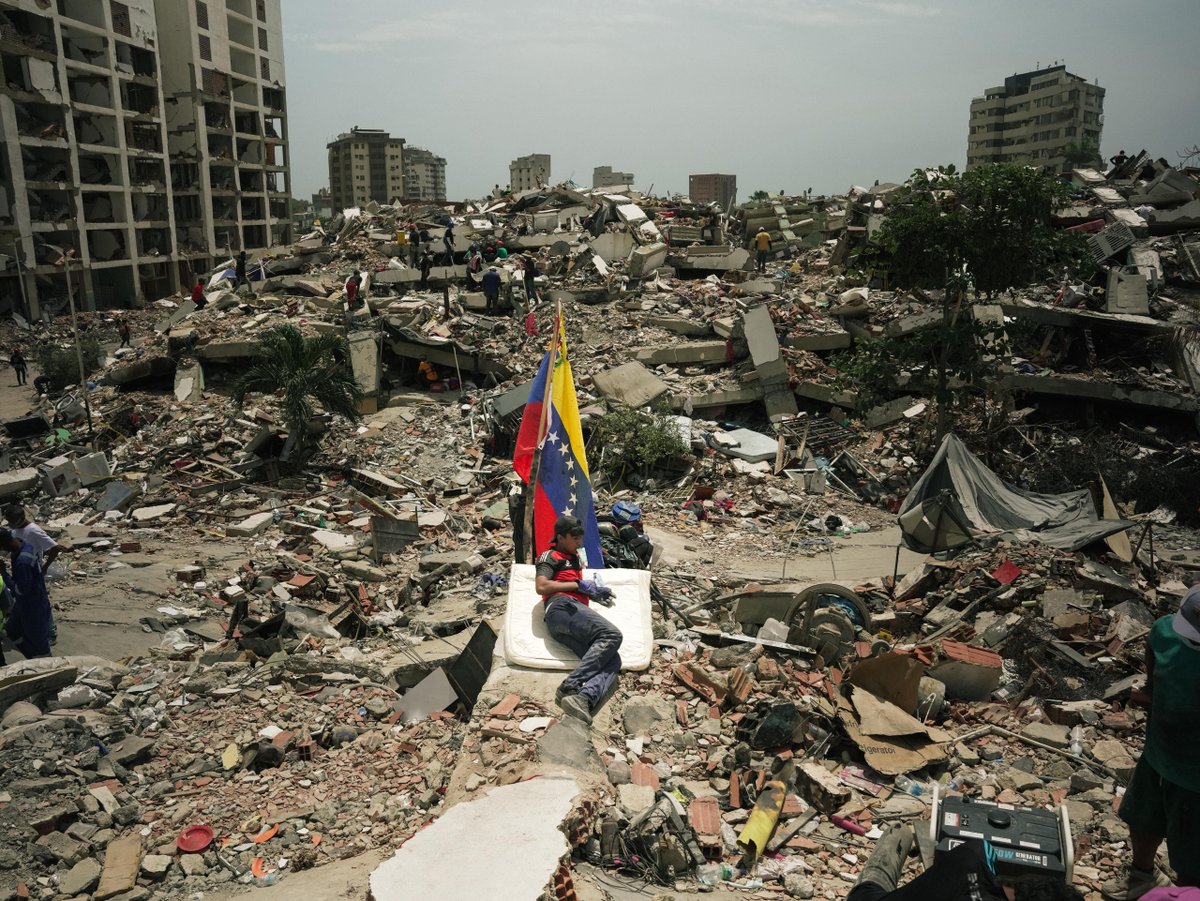 WCKitchen's tweet photo. WCK teams in Venezuela are navigating through rubble to ensure meals and water reach people searching for survivors. Volunteers from across the country have come to join the effort—and they are telling us the same thing: there is still hope, and Venezuelans are strong. There are no shortcuts and no easy routes. Our teams go where the need is. #ChefsForVenezuela #FoodIsLife

Los equipos de WCK en Venezuela avanzan entre los escombros para asegurar de que las comidas y el agua lleguen a quienes buscan sobrevivientes. Voluntarios de todo el país han llegado a sumarse al esfuerzo—y todos nos dicen lo mismo: todavía hay esperanza, y los venezolanos son fuertes. No hay atajos ni caminos fáciles. Nuestros equipos van adonde más se necesita. #ChefsForVenezuela #FoodIsLife