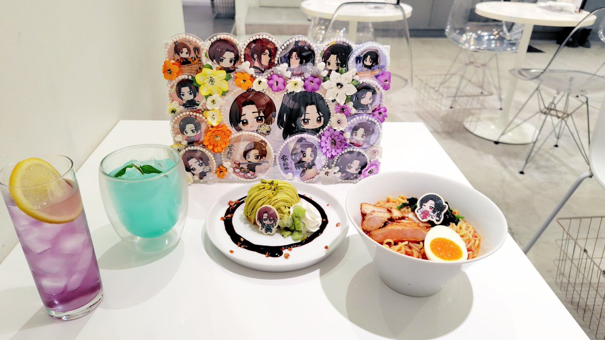 oka9211's tweet photo. 天官賜福コラボカフェ後半行ってきましたよ〜💕
今日は職場寄ってからだったから痛バの中身だけ持ってきた&amp;お昼食べてないからしっかりご飯のつもりでラーメンを頼んだ

人全然いなくて好きな席座ってって言われたから当然のように風情のとこに一直線したよね https://t.co/z7MmRUwGPn