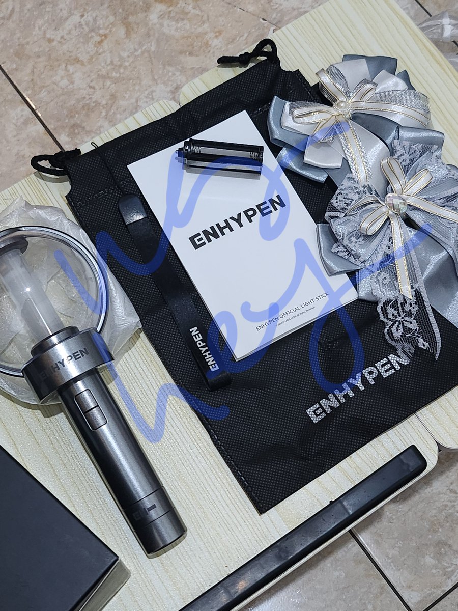 washeeseung's tweet photo. wts / want to sell enhypen lightstick v1

★ 300k exclude admin +1250
★ minus pc, include 2 ribbons
★ good condition! vidcon by dm 💌
★ bahan pack reuse (safe packing!!)
★ shipping from jkt

dm dm!!! 🚀

tags. engenebong ls sale https://t.co/GIW5FzBbxq