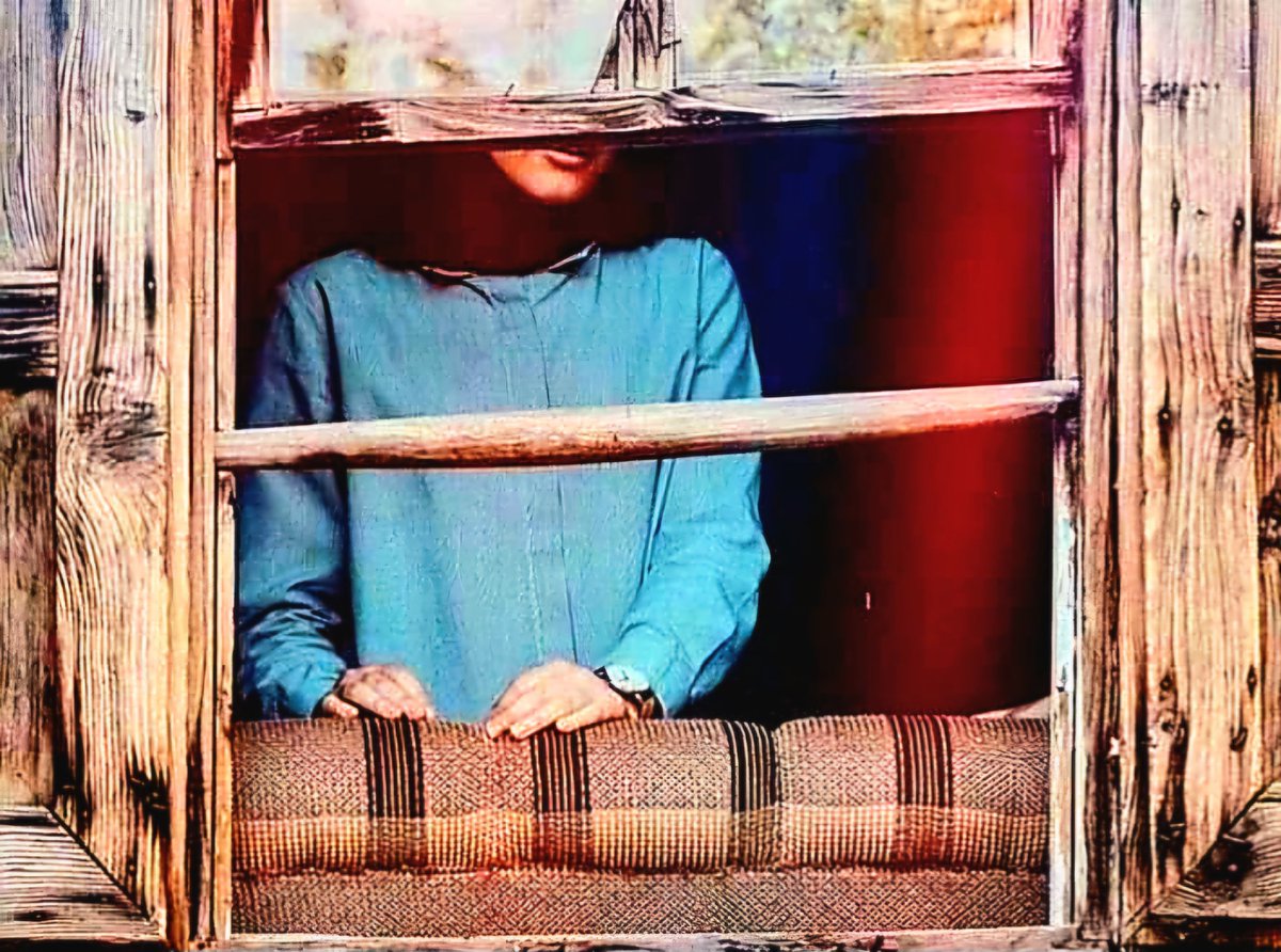 ukba_nour's tweet photo. Küçük bir Mahalle ve 
içime
Sığmayan koca bir Aşk
Pencere önünde Seni
beklemekti,
Bütün günün heyecânı
Şimdi gelecek,
Kelimelerin kifayetsiz
Kaldığı o Cân alıcı ,
Yüreğimi yakan o bakışlar
Kimi Zaman perdenin
arkasında beklerdim
Nasıl da Utanırdım fark
edilirsem
Birşey sorarsın diye
Kendimin bile kâbûl 
edemediğim
Oda beni görsün, var
olduğumu bilsin...
İşte Saatin geldi yine
geçiyorsun bu sokaktan
Ve yine seyrediyorum
Seni...
Ne olurdu Perdenin ardında
beni fark etsen
Gördün mü yoksa beni
Bizim kapıya doğru 
geliyorsun
Dileklerim, dûâ'larım 
kâbûl mü gördü
İlk defa Sesini duydum
Şiir gibi konuşuyorsun
Koluma dokundun
Duymuyor musun beni
dedi
Nereden bilsin onu 
Karşımda ğörünce , Şiir
Okurcasına konuşmasını
duyunca
Dalip gittiğimi nereden
bilecek
Varlığımdar haberdarmış
Bayılıyorum Zannettim
Tuttu Aniden
Senin için geldim dedi....☝🏻✍️🏻

••**••♥︎••**••♥︎••**••♥︎••**••♥︎••**••

☝🏻  Lâ Galibe Îllallah ☝🏻

👉🏻Allahümme Ecirna Minennar

••**••♥︎••**••♥︎••**••♥︎••**••♥︎••**••

#Vakti #Akşamınız 
#Hayr ola #nûr ola
#ÎnşâAllahûTeâla

♥︎  Sharmeen Sü'eda Nour  ♥︎