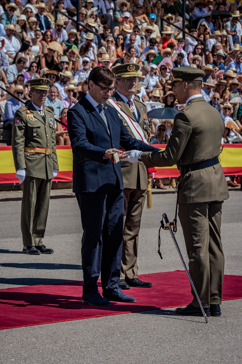 EjercitoTierra's tweet photo. Su Majestad el Rey Felipe VI, acompañado por el Jefe de Estado Mayor del Ejército de Tierra, general de ejército Amador Enseñat y Berea, ha presidido en la Academia General Básica de Suboficiales, en Talarn #Lleida, el acto de entrega de los Reales Despachos de sargento a los componentes de la LI Promoción de la Enseñanza Militar para la Incorporación a la Escala de Suboficiales del #EjércitodeTierra.
✅ Su Majestad el Rey ha hecho entrega del Real Despacho e impuesto la Cruz del Mérito Militar con distintivo blanco a los 6 primeros números de la promoción. 
✅ Asimismo, el presidente de la Generalitat de Cataluña, Salvador Illa Roca, ha hecho entrega al número 1 de la Promoción de una reproducción de la espada del Rey «Jaime I el Conquistador».
¡Enhorabuena a los nuevos sargentos! Vuestra labor será clave para fortalecer el prestigio del Ejército de Tierra, del que todos nos sentimos orgullosos. «A España servir hasta morir».
@CasaReal @MADOC_ET #ETEscueladeLíderes #SomostuEjército 🇪🇸