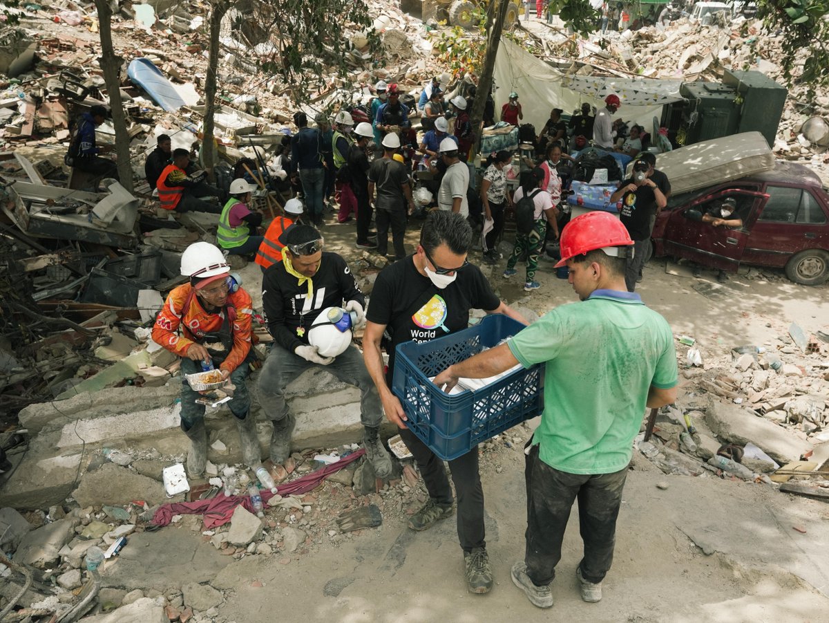 WCKitchen's tweet photo. WCK teams in Venezuela are navigating through rubble to ensure meals and water reach people searching for survivors. Volunteers from across the country have come to join the effort—and they are telling us the same thing: there is still hope, and Venezuelans are strong. There are no shortcuts and no easy routes. Our teams go where the need is. #ChefsForVenezuela #FoodIsLife

Los equipos de WCK en Venezuela avanzan entre los escombros para asegurar de que las comidas y el agua lleguen a quienes buscan sobrevivientes. Voluntarios de todo el país han llegado a sumarse al esfuerzo—y todos nos dicen lo mismo: todavía hay esperanza, y los venezolanos son fuertes. No hay atajos ni caminos fáciles. Nuestros equipos van adonde más se necesita. #ChefsForVenezuela #FoodIsLife