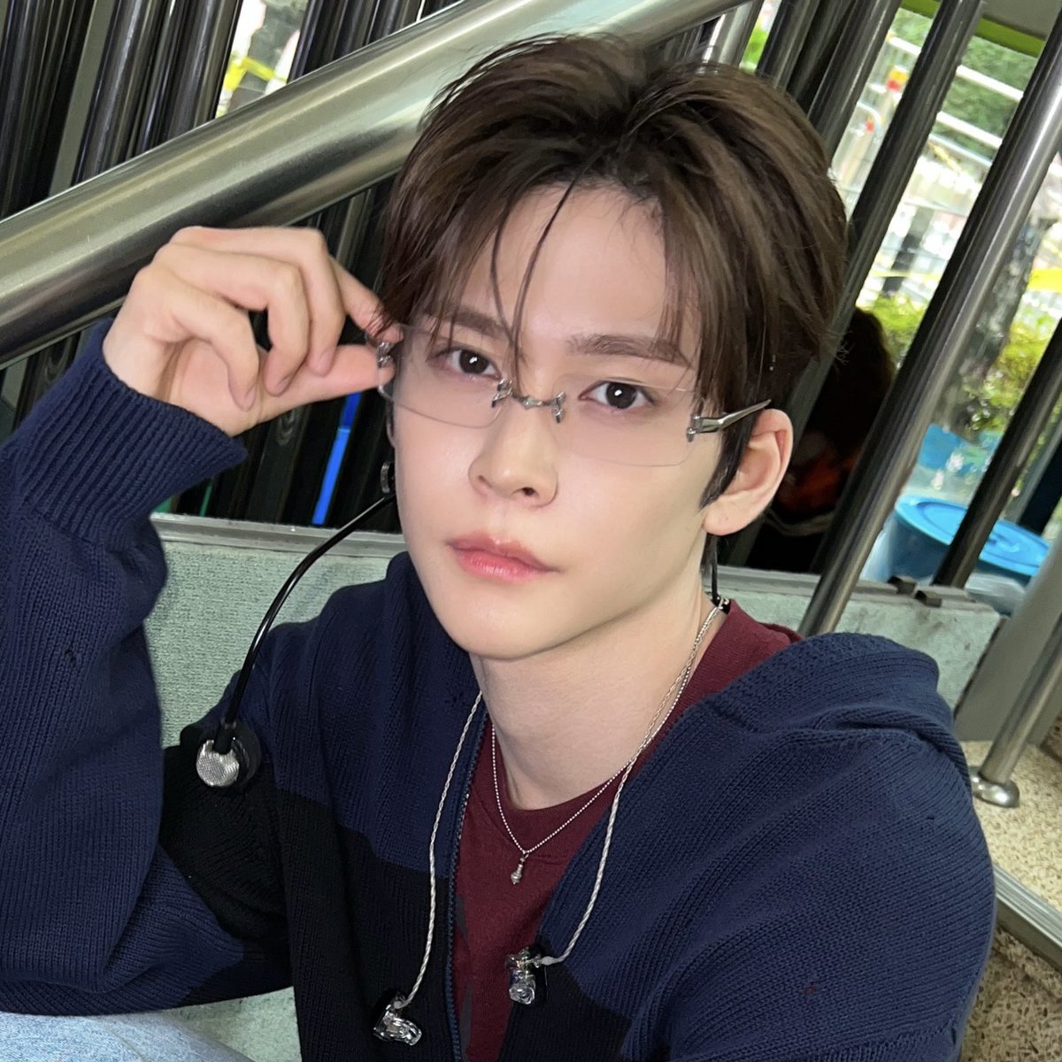 myloveallyours's tweet photo. 무테안경은석을 더 말아주시면 좋겠다 https://t.co/dfnObsotKw