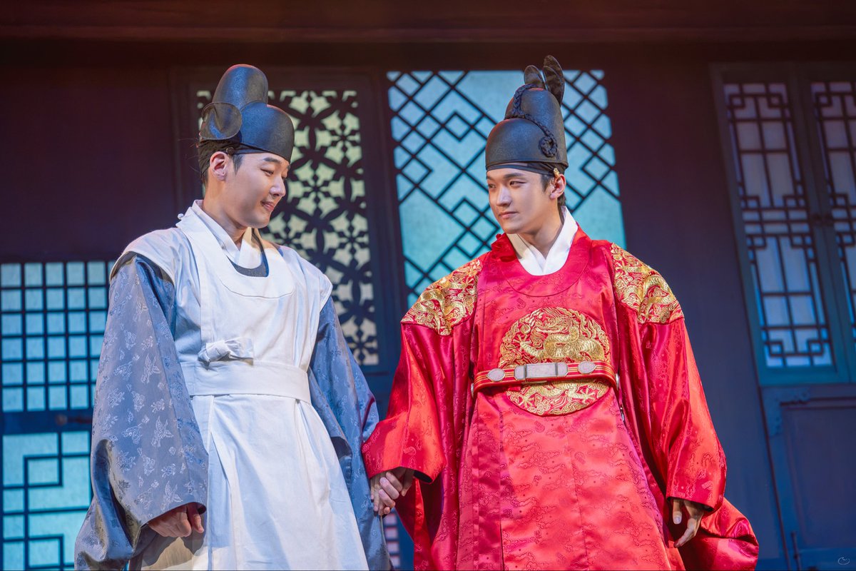 dd___0101's tweet photo. 260702 해몽가

커튼콜 데이

이산 役 #홍성원
유견 役 #김도빈

동글 감자 https://t.co/vCUugYrGXt