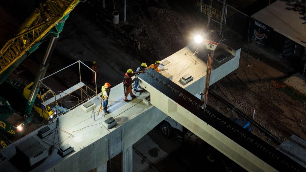 gobdecordoba's tweet photo. #Atención 🚗Comienza la última etapa de operativos nocturnos de colocación de vigas en el #altonivel Vélez Sarsfield en la ciudad de #Córdoba: el montaje de las estructuras se realizará desde esta noche a partir de las 22 horas. 🛻

Esta noche y mañana sábado; y también entre el lunes 6 y el jueves 9 de julio inclusive, se realizará la última etapa de operativos nocturnos de montaje de vigas en la obra del altonivel que estamos ejecutando sobre la avenida Vélez Sarsfield, y que ya tiene un nivel de avance del 75 por ciento.✅

👋Las tareas de montaje se realizarán mediante la utilización de grúas de gran porte, se ejecutarán entre las 22 y las 5 horas y permitirán concluir la colocación de las 195 vigas que requiere la estructura del viaducto de 607 metros sobre la Avenida Vélez Sarsfield que se está construyendo entre el anillo de Circunvalación y la calle Posadas.

🛑Durante todas esas noches los automovilistas que circulen por la zona serán desviados de su recorrido habitual por Av. Vélez Sarsfield hacia calle Posadas y Ordoñez que serán bidireccionales durante el horario de los trabajos.

#HacerParaCrecer