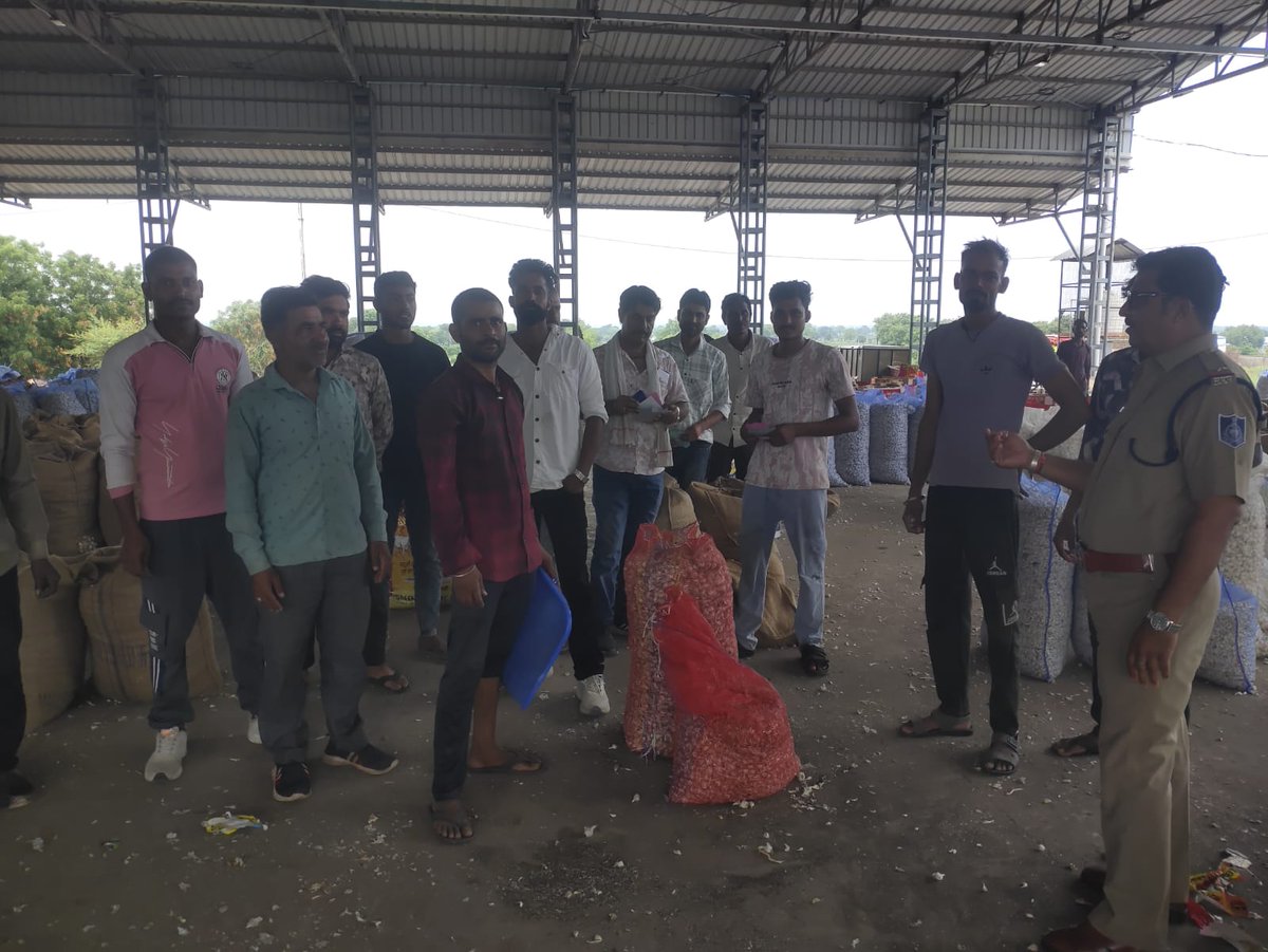 SP_Neemuch's tweet photo. рджрд┐рдирд╛рдВрдХ03.07.2026 рдХреЛ рдЬрд┐рд▓рд╛ рдиреАрдордЪ рдореЗрдВ рдерд╛рдирд╛ рдЬреАрд░рди рдореЗрдВ рдХреГрд╖рд┐ рдЙрдкрдЬ рдордгреНрдбреА рдЬреАрд░рди рдореЗрдВ рд╕рд╛рдпрдмрд░ рдЕрдкрд░рд╛рдзреЛрдВ рдХреЗ рдкреНрд░рддрд┐ рд░реЛрдХрдерд╛рдо рд╣реЗрддреБ рдЬрд╛рдЧрд░реВрдХрддрд╛ рдХрд╛рд░реНрдпрдХреНрд░рдореЛрдВ рдХрд╛ рдЖрдпреЛрдЬрди #SafeClick2.0 #CyberSecurity #MPPolice #CyberAwareness
@CMMadhyaPradesh @DGP_MP @MPPoliceDeptt @IgpUjjain @DIG_RATLAM_MP https://t.co/ujgk3iwNae